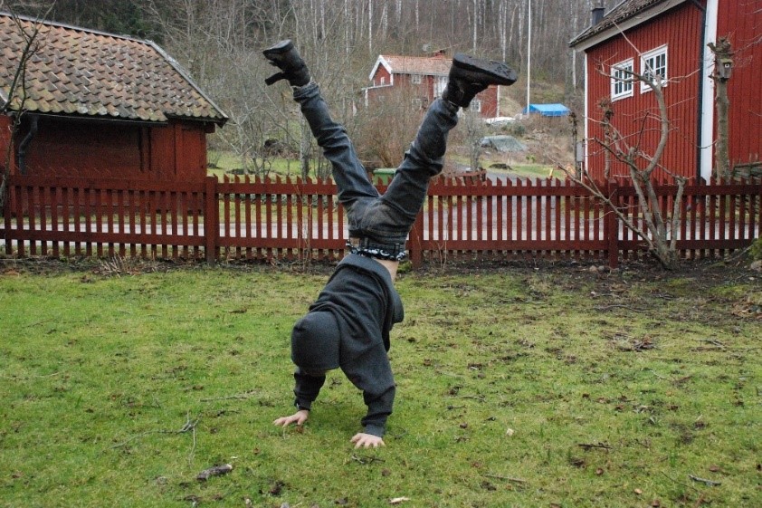 Niño haciendo la vertical en un patio