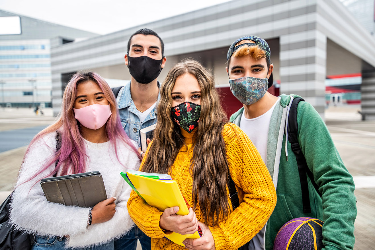 学校里一群戴着口罩的学生。