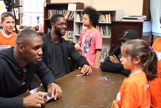 Carlos Dunap habla con niños sobre su gira antiacoso. Imagen cortesía de la Carlos Dunlap Foundation.