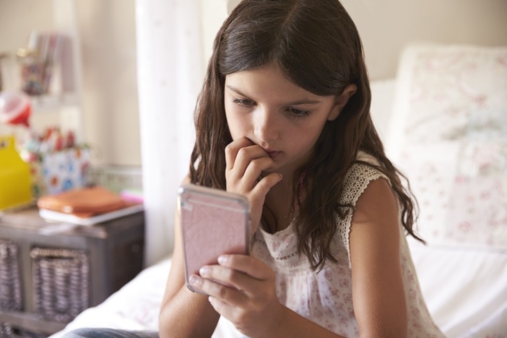 Niña con teléfono celular