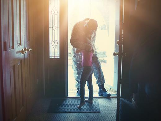 Papá militar regresa a casa y abraza a su hija en la puerta