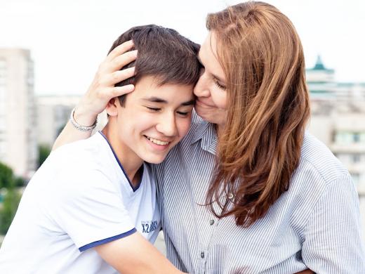 一位母亲和她十多岁的儿子的照片
